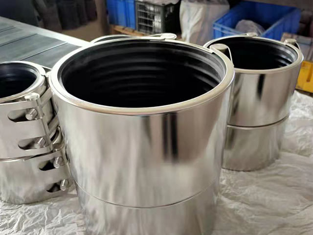 What are the characteristics of stainless steel straub clamp